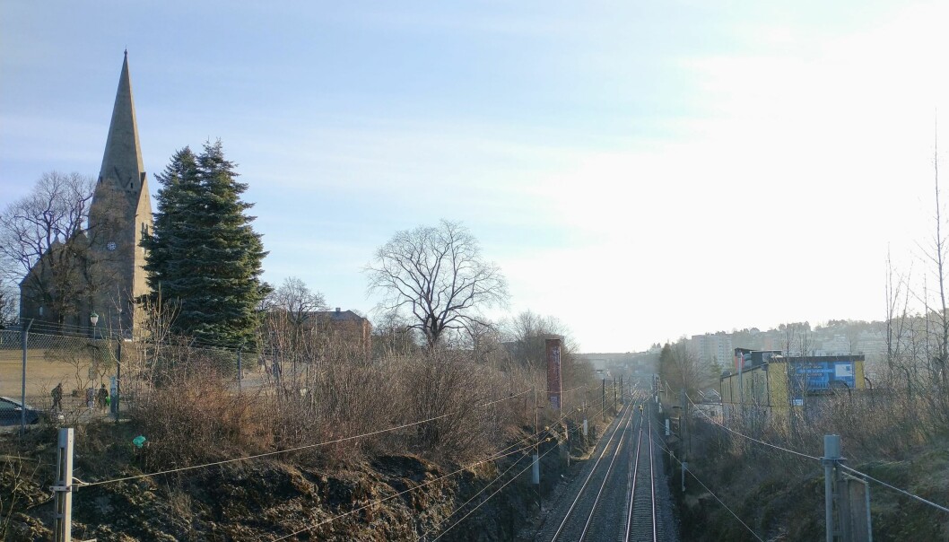 Dette er jernbanesporene Bane NOR vil utvide oppover Brynsbakken. Det stryker rett forbi Vålerengaparken, Vålerenga kirke (til h.) og Vålerenga skole.
