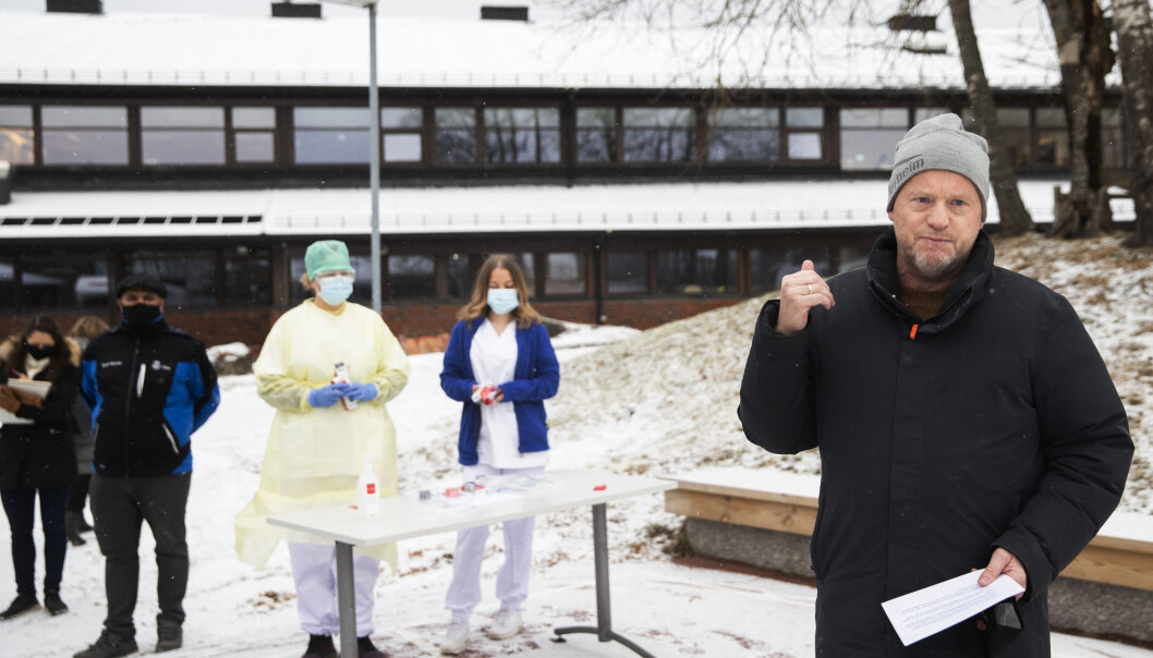 Byrådsleder Raymond Johansen under massetesting på Stovner videregående skole. Mandag holder han pressekonferanse der han vil stenge byen enda mer ned. Byrådsleder Raymond Johansen under massetesting på Stovner videregående skole. Mandag holder han pressekonferanse der han vil stenge byen enda mer ned.
