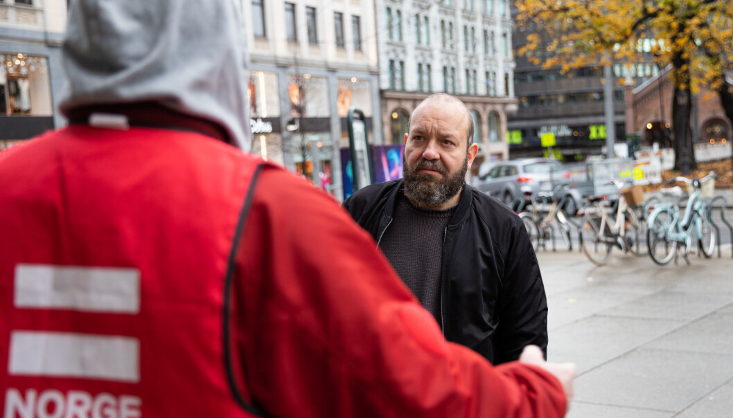 Even Skyrud (t.h.) er mye ute og snakker med magasinselgerne i Erlik Oslo. Bildet er tatt i fjor. Even Skyrud (t.h.) er mye ute og snakker med magasinselgerne i Erlik Oslo. Bildet er tatt i fjor.