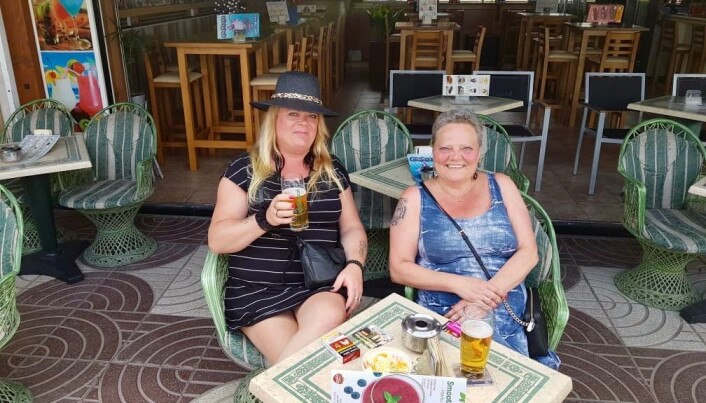 — Det er ikke alle som klarer å takle ensomheten like godt, forteller Anne Berit. Her sammen med bestevenninnen Janne (t.h.) på ferie på Grand Canaria. — Det er ikke alle som klarer å takle ensomheten like godt, forteller Anne Berit. Her sammen med bestevenninnen Janne (t.h.) på ferie på Grand Canaria.