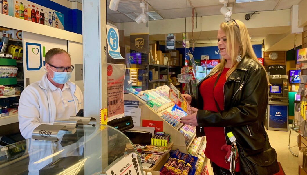 Anne Berit kjøper en utgave av Se & Hør på Nordpolen kiosk. Anne Berit kjøper en utgave av Se & Hør på Nordpolen kiosk.
