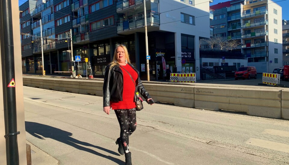 — Storo er et flott sted med mange hyggelige mennesker, forteller Anne Berit, som liker å ta seg en tur ut i gatene når sola skinner.