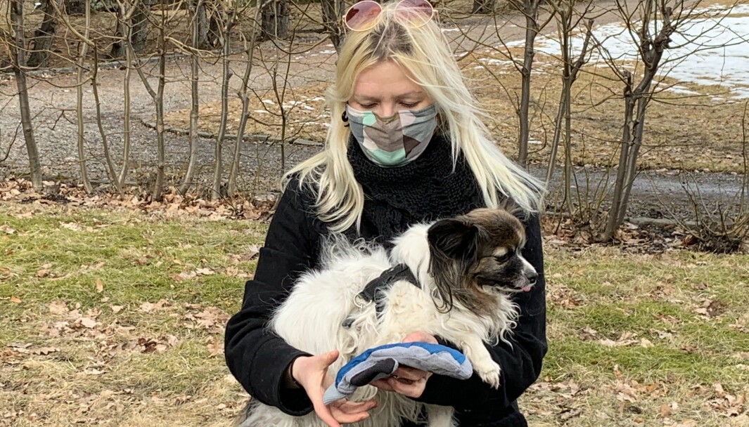 Hanna(34) med hunden Ailo i Botanisk Hage og med en vott funnet på Tøyen torg