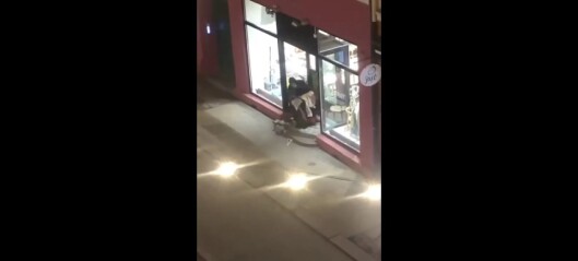 Se, her bryter tyven seg inn i vintage-butikken på Grünerløkka og løper av gårde med klærne Se, her bryter tyven seg inn i vintage-butikken på Grünerløkka og løper av gårde med klærne