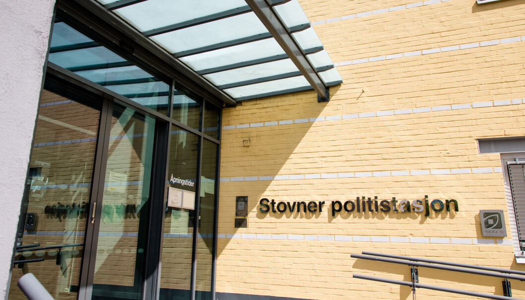 Dette inngangspartiet ved Stovner politistasjon tok fyr i forbindelse med brannbombingen. Dette inngangspartiet ved Stovner politistasjon tok fyr i forbindelse med brannbombingen.