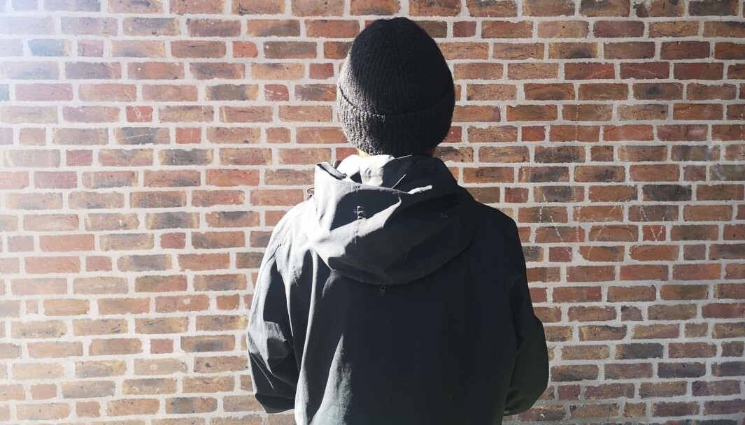 — Vi har krabbet i 12 prosent helling med 25 elever hver i sekken og prøvd å smile. Noen av oss har for lengst måttet kaste inn håndkleet. Noen av oss gjør det snart. Jeg ønsker å være anonym. Det er fordi at svaret er nei, det er ikke lov til å si dette høyt. — Vi har krabbet i 12 prosent helling med 25 elever hver i sekken og prøvd å smile. Noen av oss har for lengst måttet kaste inn håndkleet. Noen av oss gjør det snart. Jeg ønsker å være anonym. Det er fordi at svaret er nei, det er ikke lov til å si dette høyt.
