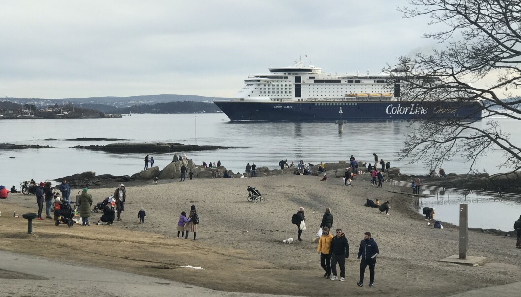 VårtOslo fant flere folk på tur ute på Bygdøy og Huk enn i hele Oslo sentrum. I bakrunnen kommer Color Line fra Kiel, uten at vi kan si noe om at det er folketomt ombord og dermed et slags spøkelsesskip. VårtOslo fant flere folk på tur ute på Bygdøy og Huk enn i hele Oslo sentrum. I bakrunnen kommer Color Line fra Kiel, uten at vi kan si noe om at det er folketomt ombord og dermed et slags spøkelsesskip.