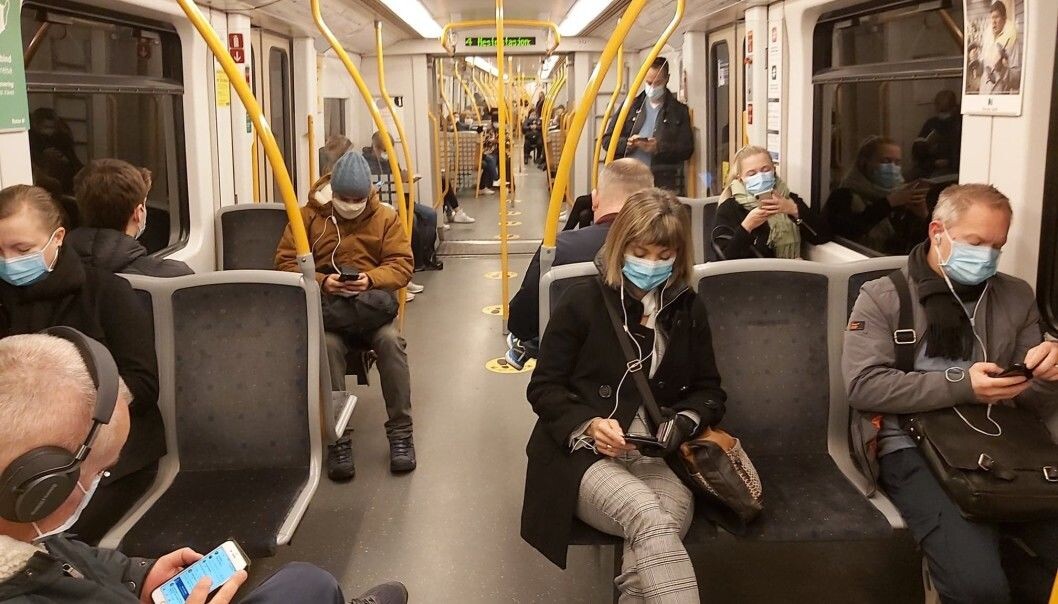 T-banen har gått tilnærmet som normalt under korona. Etter pandemien kan det bli færre avganger på kveldstid, i rushen og helgene dersom Oslo og Vikens politikere godtar Ruters kutt. T-banen har gått tilnærmet som normalt under korona. Etter pandemien kan det bli færre avganger på kveldstid, i rushen og helgene dersom Oslo og Vikens politikere godtar Ruters kutt.