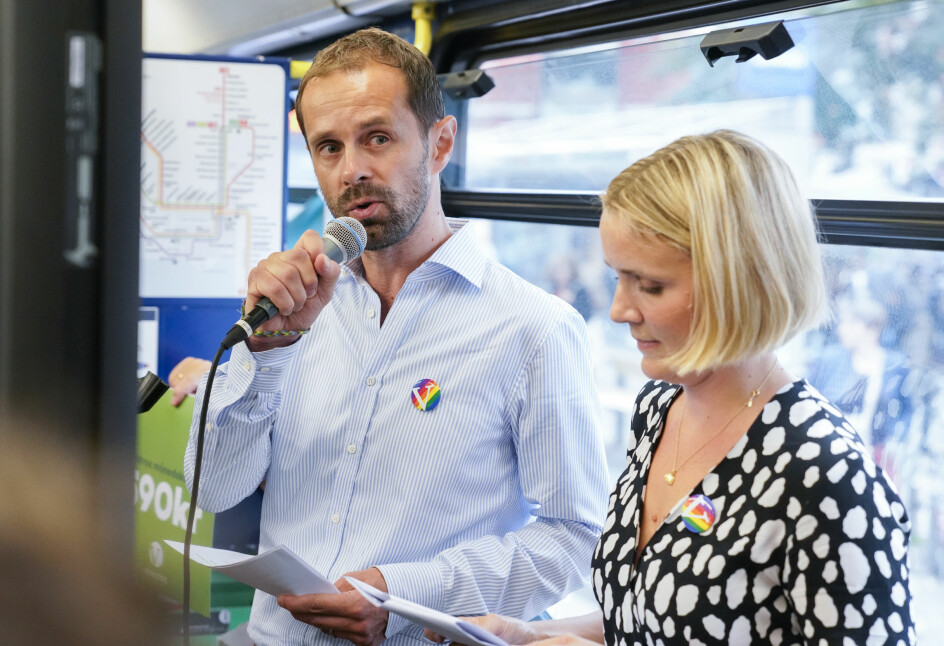 Venstres Hallstein Bjercke (t.v) og Marit Vea på trikketur i valgkampen 2019. Nå mener Bjercke at miljøbyråd Lan Marie Berg (MDG) har brutt informasjonsplikten overfor bystyret.