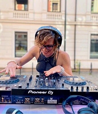 Ved siden av studier og jobb som hjelpepleier er Mathilde en aktiv musiker. Her som DJ i Oslo.