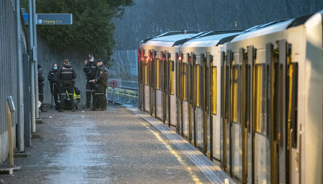 Politiet stilte mannssterkt opp på Makrellbekken stasjon. Politiet stilte mannssterkt opp på Makrellbekken stasjon.