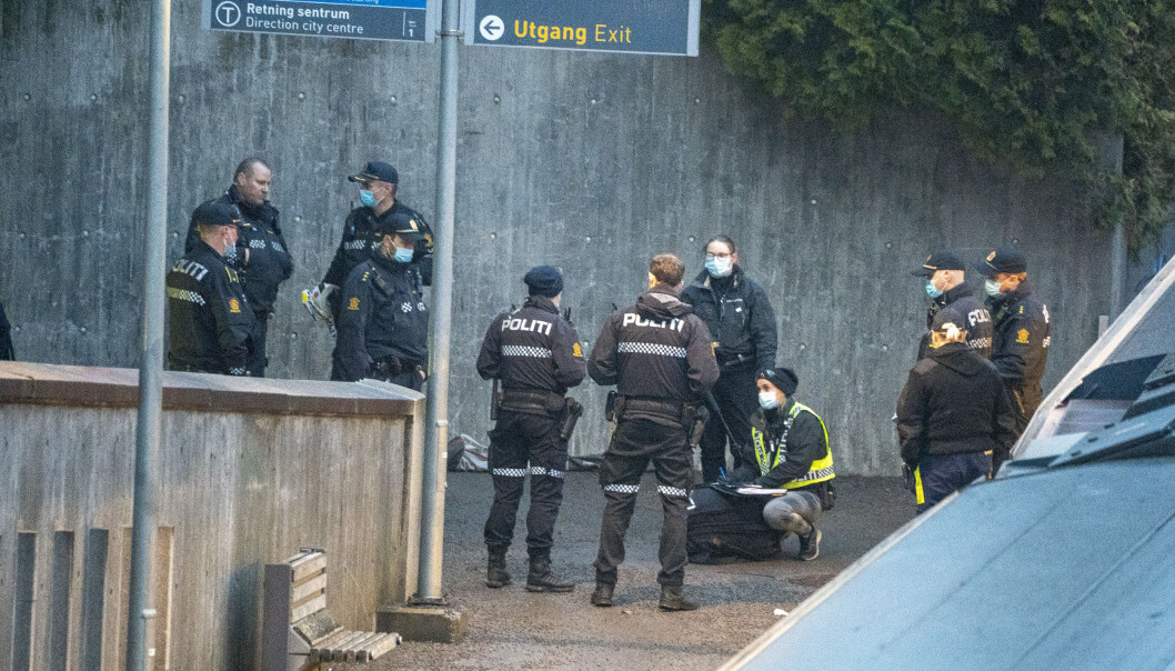 Tre personer skal ha sloss ombord på T-banen ved Makrellbekken I Oslo. To personer er kjørt sykehus. Tre personer skal ha sloss ombord på T-banen ved Makrellbekken I Oslo. To personer er kjørt sykehus.
