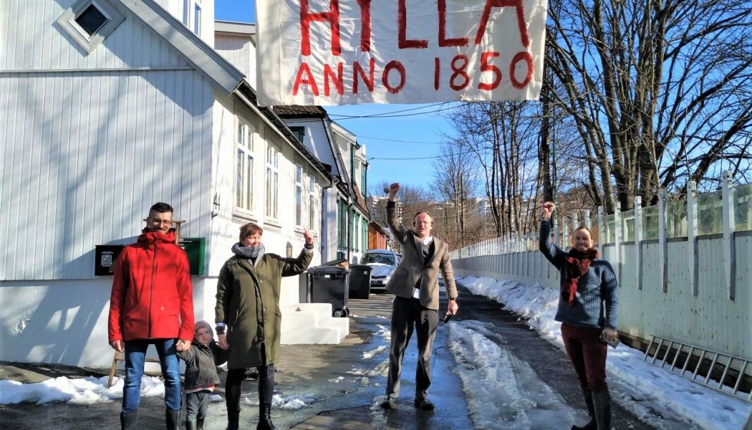 Beboerne på Hylla i Enebakkveien kjemper mot Bane Nors utbyggingsplaner i området. Onsdag kveld fikk de hjelp fra bystyret, som nedla midlertidig forbud mot anleggsaktivitet fra Bane Nor i området. Beboerne på Hylla i Enebakkveien kjemper mot Bane Nors utbyggingsplaner i området. Onsdag kveld fikk de hjelp fra bystyret, som nedla midlertidig forbud mot anleggsaktivitet fra Bane Nor i området.