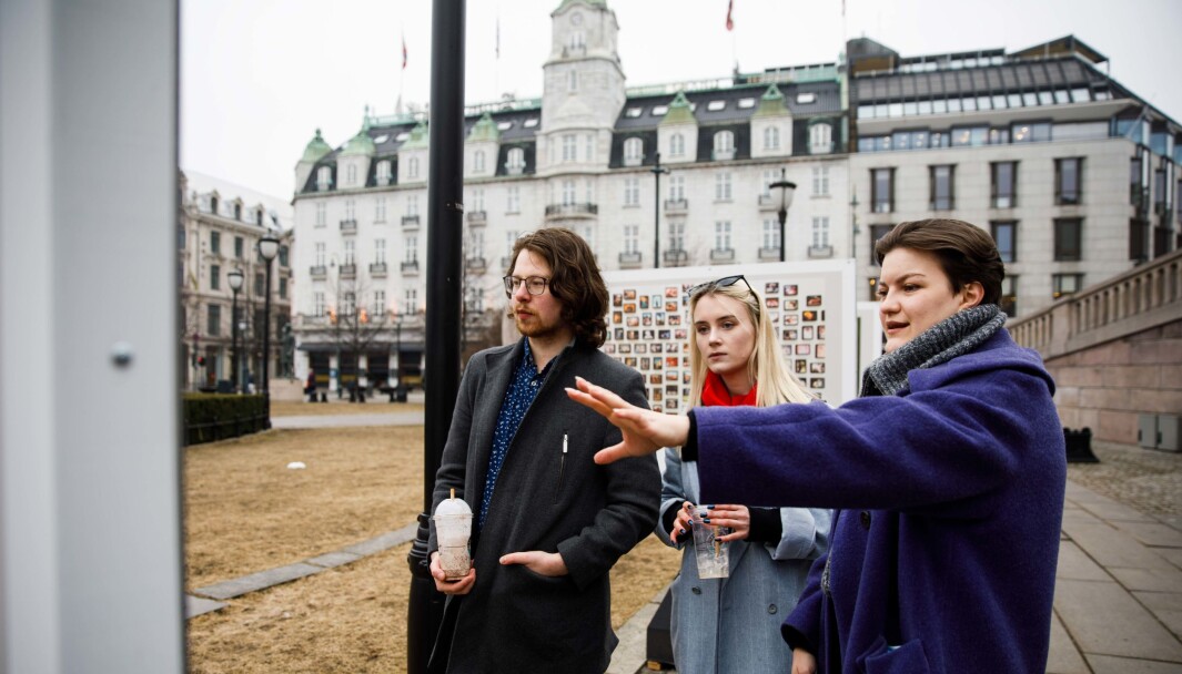 Aksel Konstantin Molteberg, Toramari Faremo og Trine Anette Fostervold innom utstillingen «Politikkens kunst» utenfor Stortinget. De bor i kollektiv sammen, og skulle finne en benk å spise lunsj på da de oppdaget bildene. Aksel Konstantin Molteberg, Toramari Faremo og Trine Anette Fostervold innom utstillingen «Politikkens kunst» utenfor Stortinget. De bor i kollektiv sammen, og skulle finne en benk å spise lunsj på da de oppdaget bildene.