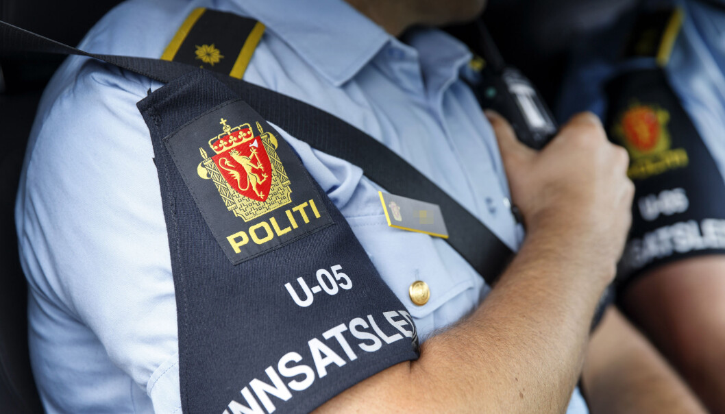Både mannen og hunden hans skal ha blitt sprayet med en pepperspray eller lignende av en mann som kan ha hatt pistol. Både mannen og hunden hans skal ha blitt sprayet med en pepperspray eller lignende av en mann som kan ha hatt pistol.