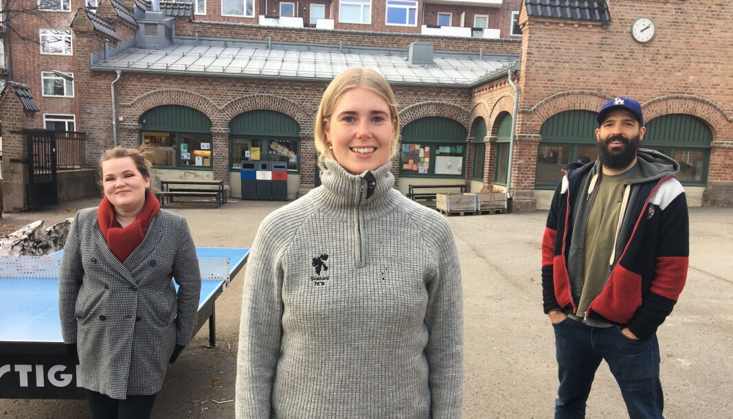 Ida Aaboen (foran), Maren Kostveit Rogne (til v.) og Jesse Alderfer sørger for at ungdommer i bydelen ikke blir overlatt til seg selv. Ida Aaboen (foran), Maren Kostveit Rogne (til v.) og Jesse Alderfer sørger for at ungdommer i bydelen ikke blir overlatt til seg selv.
