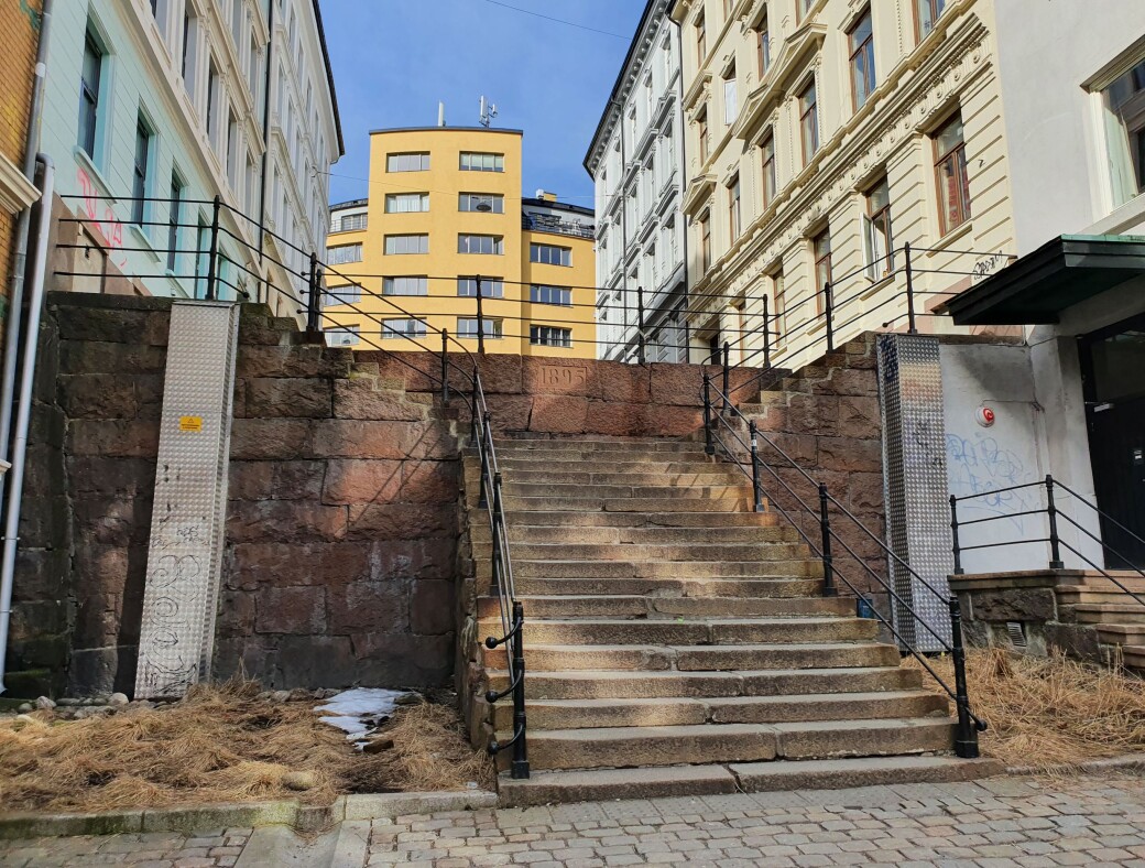 Trappen ved Wilses gate ble bygget i 1895 og gaten fikk sitt navn i 1896 etter den topografiske forfatteren og sognepresten Jacob Nicoali Wilse (1795-1801) Trappen ved Wilses gate ble bygget i 1895 og gaten fikk sitt navn i 1896 etter den topografiske forfatteren og sognepresten Jacob Nicoali Wilse (1795-1801)