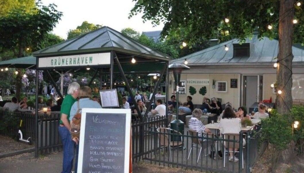 Restauranten Grünerhaven ved Olaf Ryes plass er en av mange aktører som leier grunn av kommunen. Her hygger folk seg en sommerkveld i 2018. Restauranten Grünerhaven ved Olaf Ryes plass er en av mange aktører som leier grunn av kommunen. Her hygger folk seg en sommerkveld i 2018.