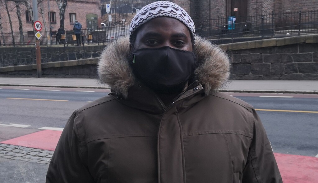 Leder for Islam Nets ramadanprosjekt, Muhammed Zubayr, her med masken på utenfor Fattighuset på Grønland i Oslo. Leder for Islam Nets ramadanprosjekt, Muhammed Zubayr, her med masken på utenfor Fattighuset på Grønland i Oslo.