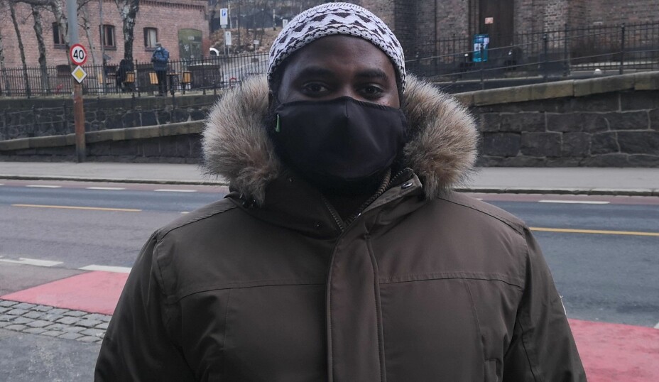 Leder for Islam Nets ramadanprosjekt, Muhammed Zubayr, her med masken på utenfor Fattighuset på Grønland i Oslo.