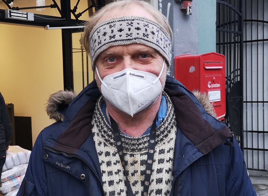 Styreleder på fattighuset i Oslo, Sverre Rusten, med masken på foran inngangen til Fattighuset. Styreleder på fattighuset i Oslo, Sverre Rusten, med masken på foran inngangen til Fattighuset.