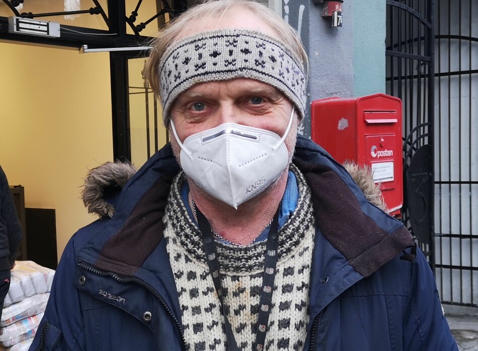 Styreleder på fattighuset i Oslo, Sverre Rusten, med masken på foran inngangen til Fattighuset.