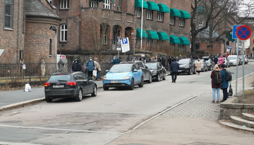 Onsdag formiddag står køen til fattighuset opp i Borgata mellom Grønland kirke og politistasjonen på Grønland. Onsdag formiddag står køen til fattighuset opp i Borgata mellom Grønland kirke og politistasjonen på Grønland.
