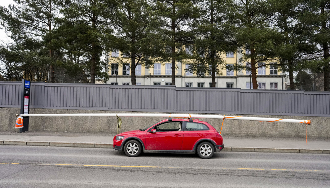 En bil som fraktet en flaggstang på taket, ble stoppet av politiet utenfor Grorud skole onsdag ettermiddag. En bil som fraktet en flaggstang på taket, ble stoppet av politiet utenfor Grorud skole onsdag ettermiddag.
