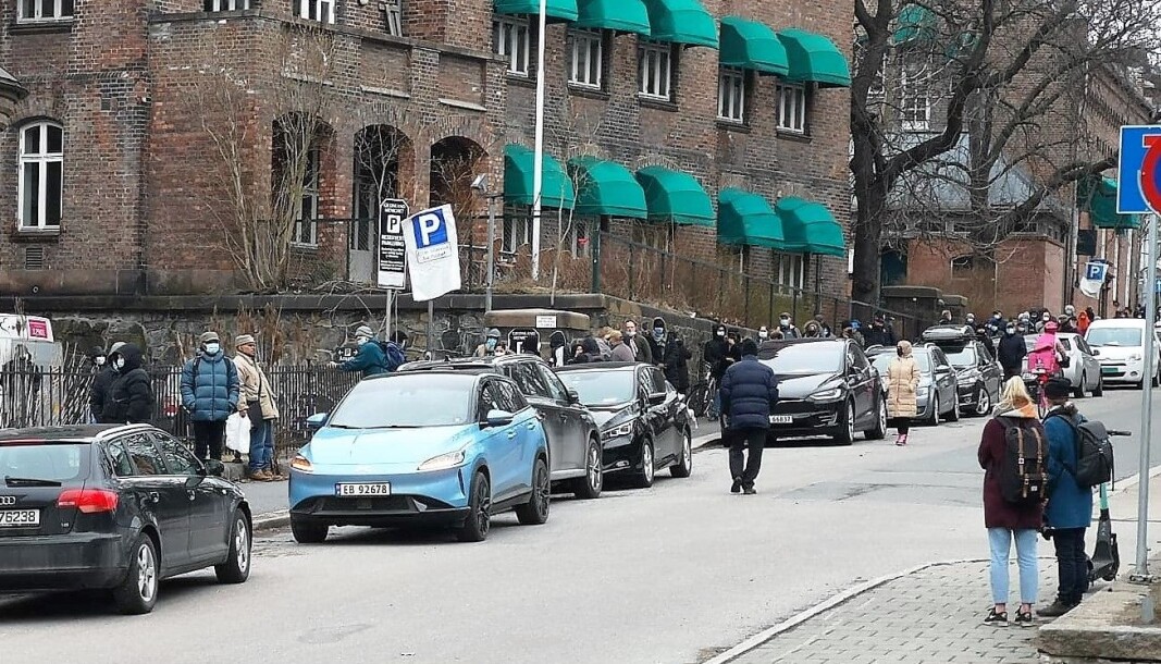 Køen til Fattighuset beveger seg fra Grønland kirke, opp Borggata, forbi politihuset og videre ned Åkebergveien. Køen til Fattighuset beveger seg fra Grønland kirke, opp Borggata, forbi politihuset og videre ned Åkebergveien.
