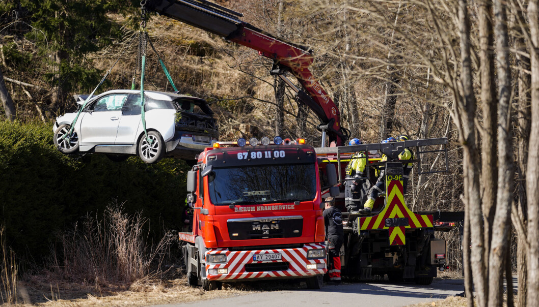 Redningsmannskaper heiser ute en bil som har trillet ned fra et garasjeanlegg og havnet i en hage. Redningsmannskaper heiser ute en bil som har trillet ned fra et garasjeanlegg og havnet i en hage.