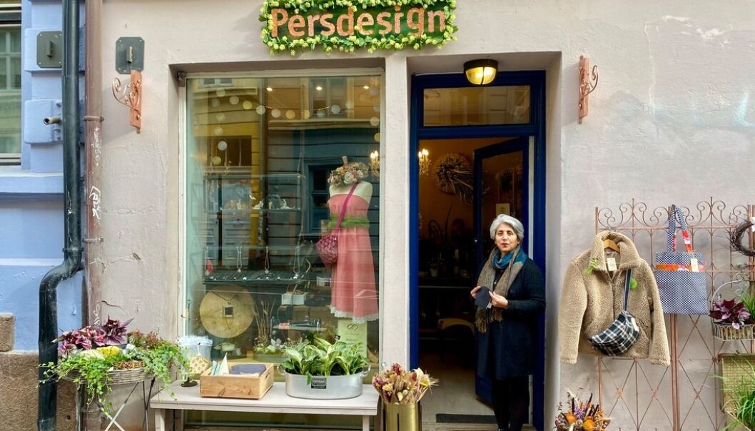 I blomsterbutikken Pers Design jobber Farideh Abdolrahimi. I blomsterbutikken Pers Design jobber Farideh Abdolrahimi.