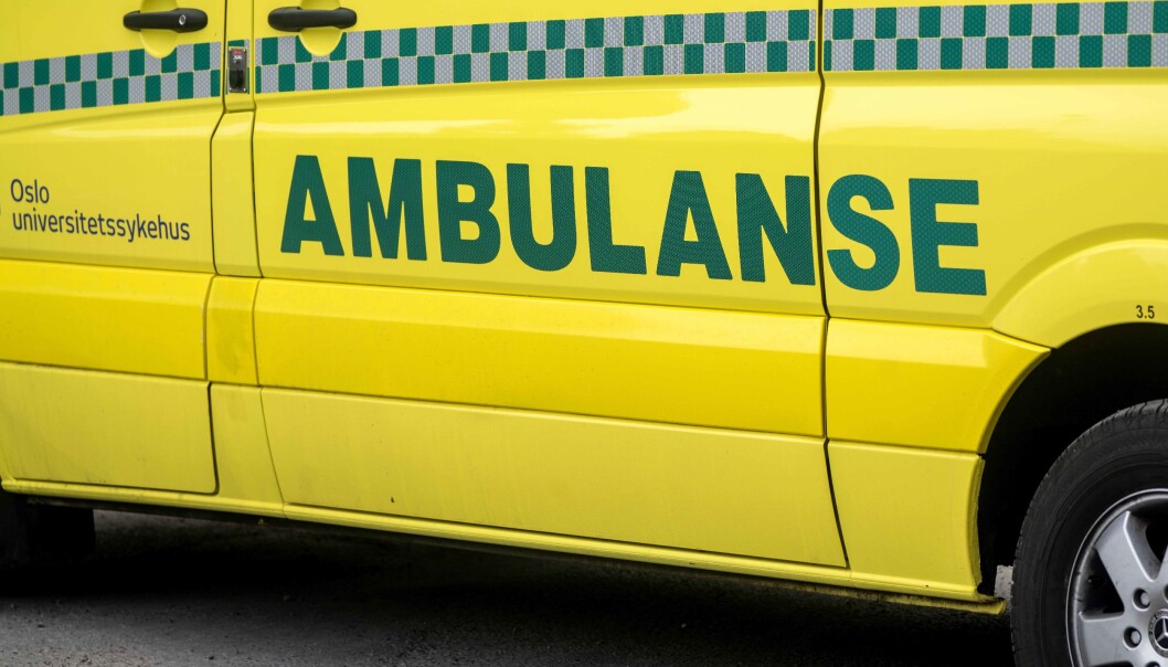 De påkjørte mottar helsehjelp fra ambulanse på stedet. De påkjørte mottar helsehjelp fra ambulanse på stedet.