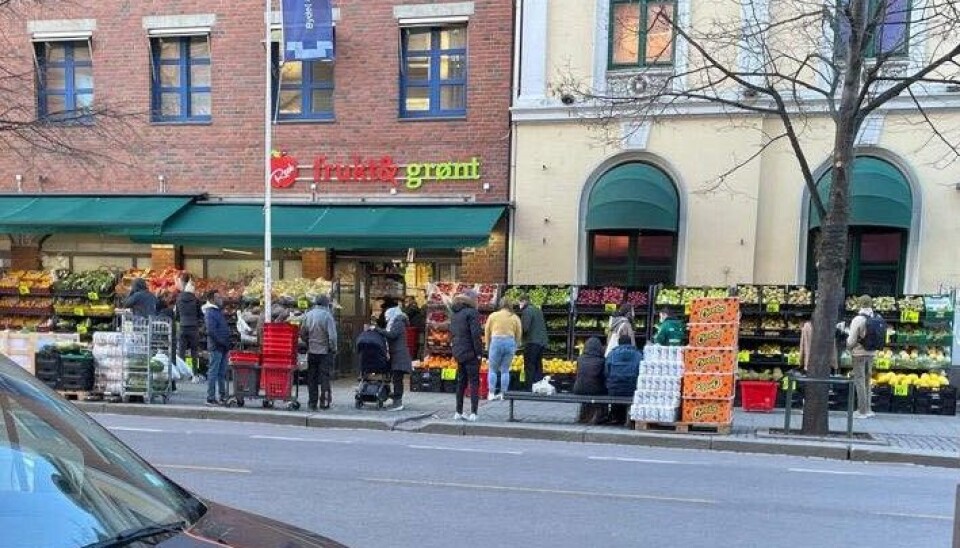 Mange kunder ved Real Frukt og Grønt på Grønland andre påskedag. Selv om andre butikker i nabolaget overholdt loven om helligdagsstengt.