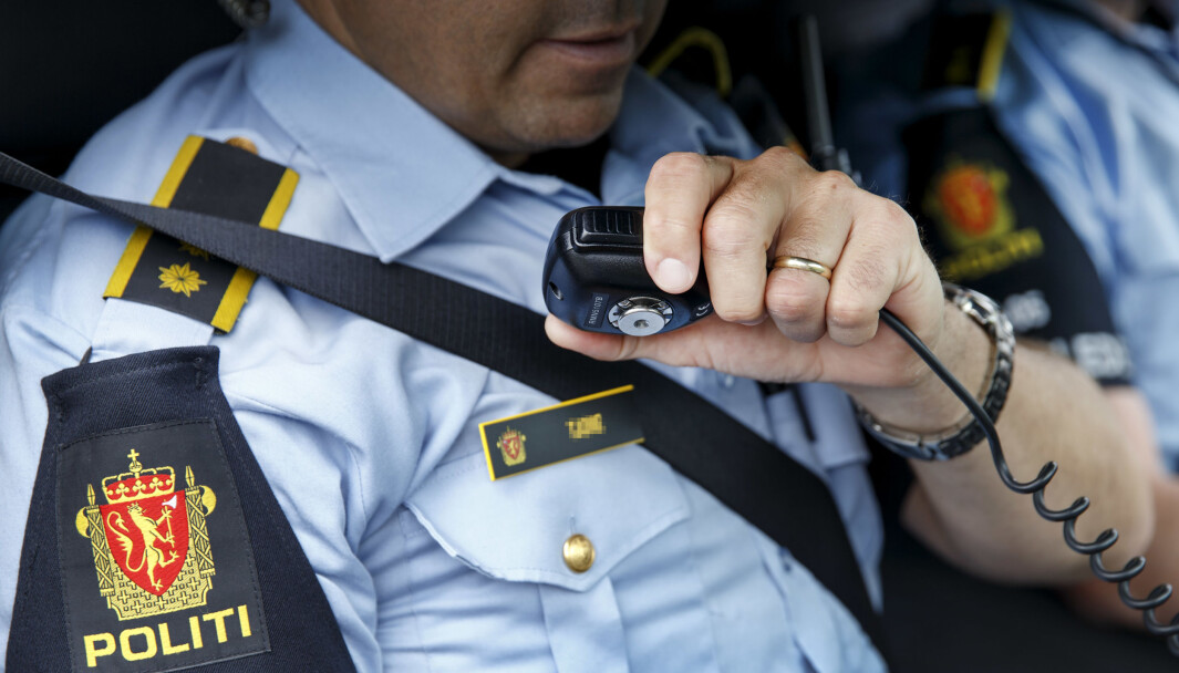 Politiet stanset noe de oppfattet som en voldsom krangel ved Oslo City i sentrum. De fant en machete på den 17-årige gutten. Han ble kjørt i arrest og anmeldt. Politiet stanset noe de oppfattet som en voldsom krangel ved Oslo City i sentrum. De fant en machete på den 17-årige gutten. Han ble kjørt i arrest og anmeldt.