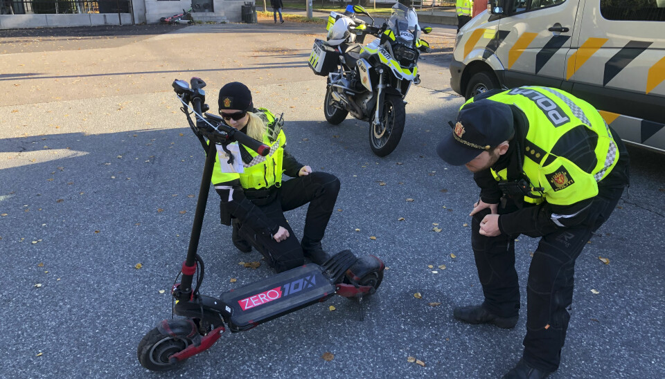 Oslo-politiet stanset i fjor denne elsparkesykkelen som har en toppfart på 58 km/t. Likevel mener politiet det ikke er behov for særskilte fartsgrenser for elsparkesykler.