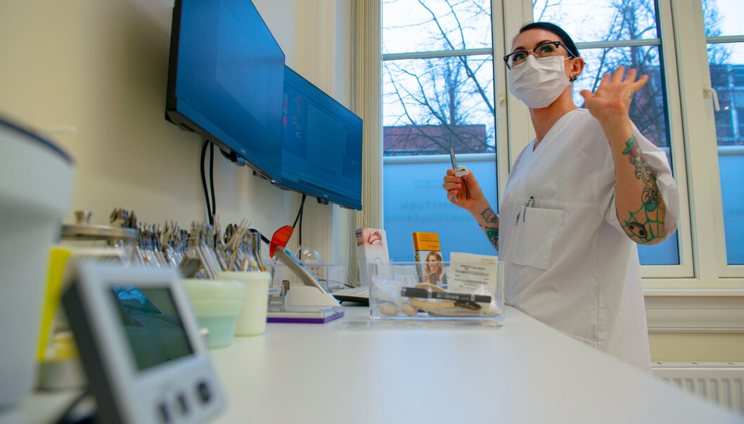 Tannhelsesekretær Kersti Thewlis sørger for at tannklinikken holder seg til miljøkravene de har forpliktet seg til. Tannhelsesekretær Kersti Thewlis sørger for at tannklinikken holder seg til miljøkravene de har forpliktet seg til.