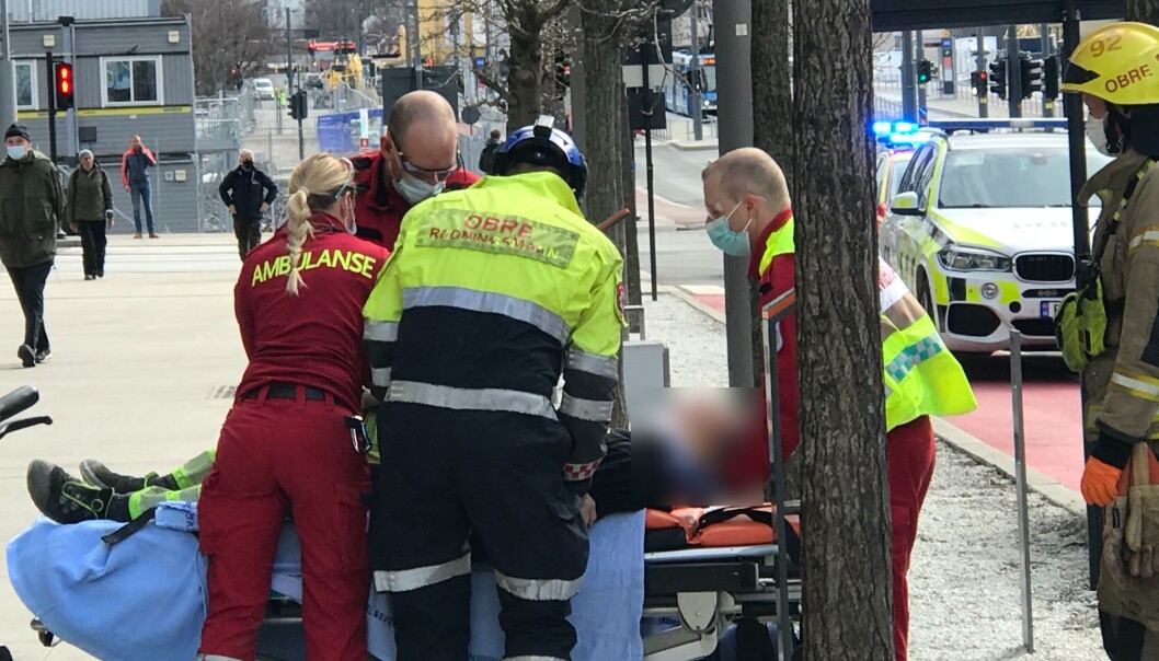 Mannen som kolliderte med trikken er nå fraktet til sykehuset. Mannen som kolliderte med trikken er nå fraktet til sykehuset.