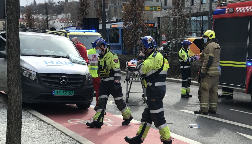 Trafikken i gaten er nå åpen igjen, etter å ha vært sperret. Trafikken i gaten er nå åpen igjen, etter å ha vært sperret.