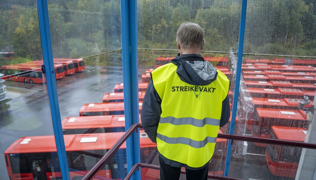 En streikevakt ser på parkerte busser under busstreiken høsten 2020. Fra og med søndag kan det bli streik på ny. En streikevakt ser på parkerte busser under busstreiken høsten 2020. Fra og med søndag kan det bli streik på ny.