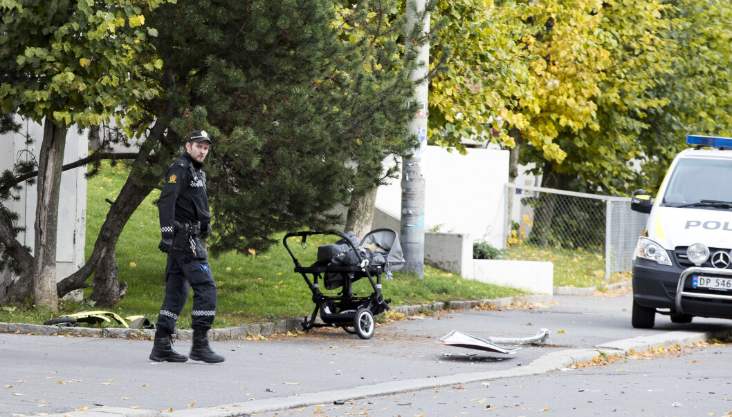 Underveis kjørte ambulansen blant annet på en barnevogn der det lå et sju måneder gammelt tvillingpar. Babyenes mor måtte ifølge tiltalen dra vognen til siden og selv kaste seg unna for å ikke bli truffet. Underveis kjørte ambulansen blant annet på en barnevogn der det lå et sju måneder gammelt tvillingpar. Babyenes mor måtte ifølge tiltalen dra vognen til siden og selv kaste seg unna for å ikke bli truffet.