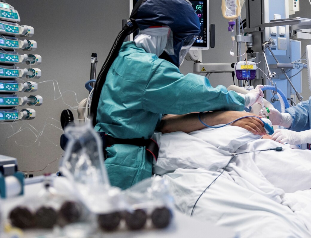 En koronapasient får behandling ved intensivavdelingen på Oslo Universitetssykehus Rikshospitalet.