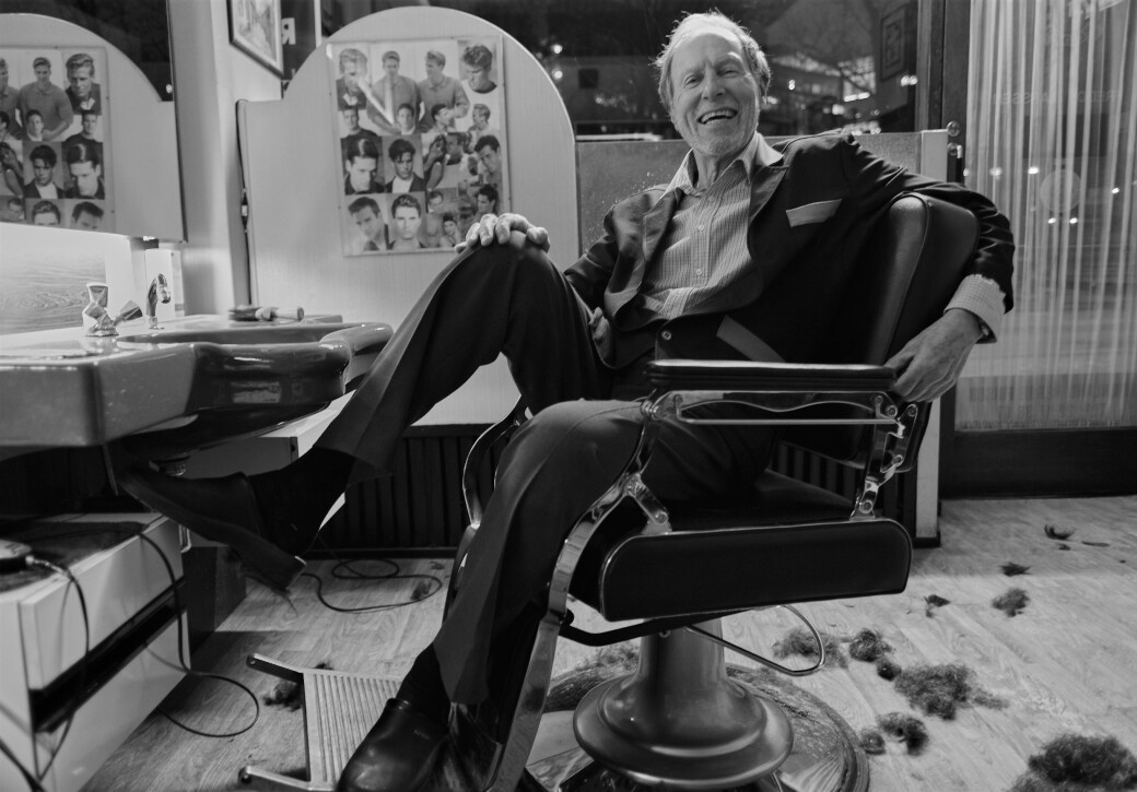 Frisørkjeder kommer og går, men Freddy Larssens salong består. Nå har fotojournalisten Ric Francis og Interkulturelt Museum / Oslo Museum satt sammen en egen fotoutstilling som hyller Grønlands hverdagshelt og lokalkjendis. Frisørkjeder kommer og går, men Freddy Larssens salong består. Nå har fotojournalisten Ric Francis og Interkulturelt Museum / Oslo Museum satt sammen en egen fotoutstilling som hyller Grønlands hverdagshelt og lokalkjendis.