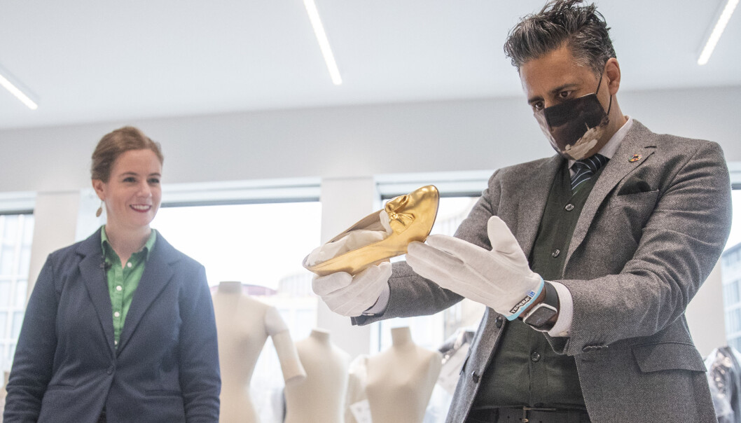 Tekstilkonservator Annika Cilke (t.v.) og kulturminister Abid Raja under innflyttingen til det nye Nasjonalmuseet, der Raja symbolsk bærer inn første forsendelse. Tekstilkonservator Annika Cilke (t.v.) og kulturminister Abid Raja under innflyttingen til det nye Nasjonalmuseet, der Raja symbolsk bærer inn første forsendelse.