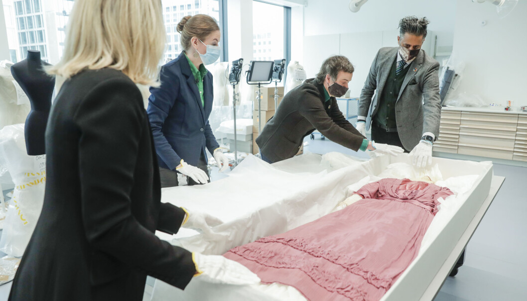 Kulturminister Abid Raja var mandag med for å flytte kunst til det nye Nasjonalmuseet. Kulturminister Abid Raja var mandag med for å flytte kunst til det nye Nasjonalmuseet.