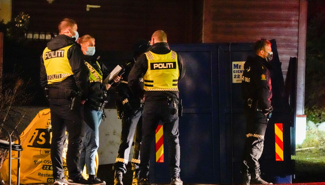 Politi nær stedet der en person ble skutt og drept i en leilighet på Røa. Politi nær stedet der en person ble skutt og drept i en leilighet på Røa.