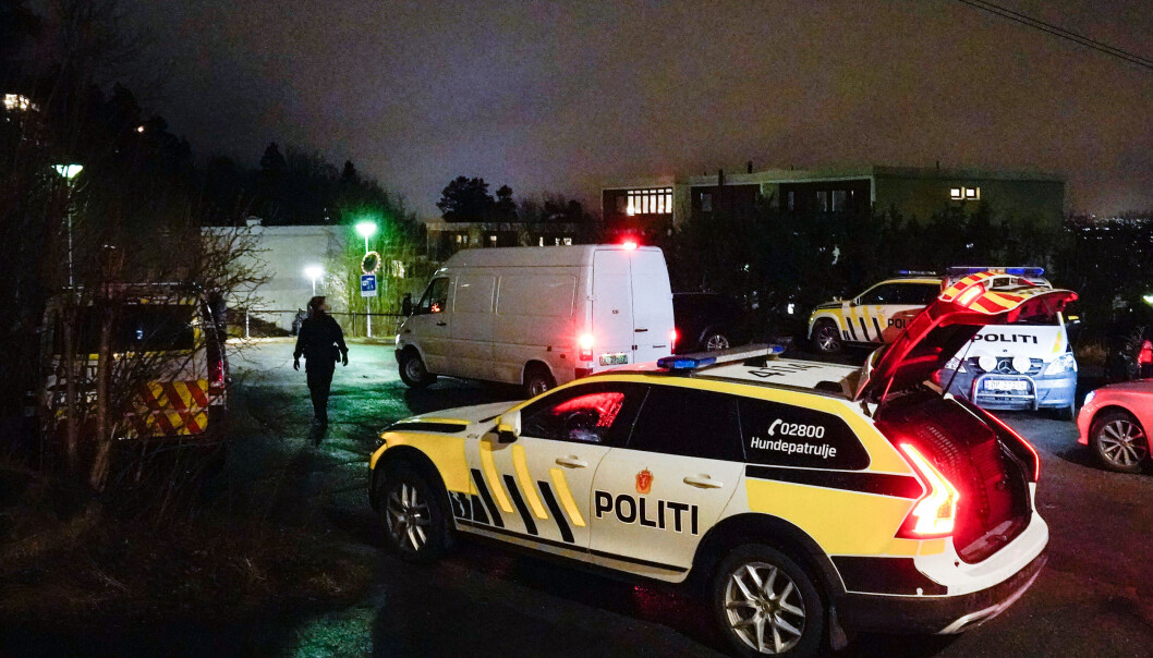 Politiet på plass med store mannskaper etter drapet mandag kveld. Politiet på plass med store mannskaper etter drapet mandag kveld.