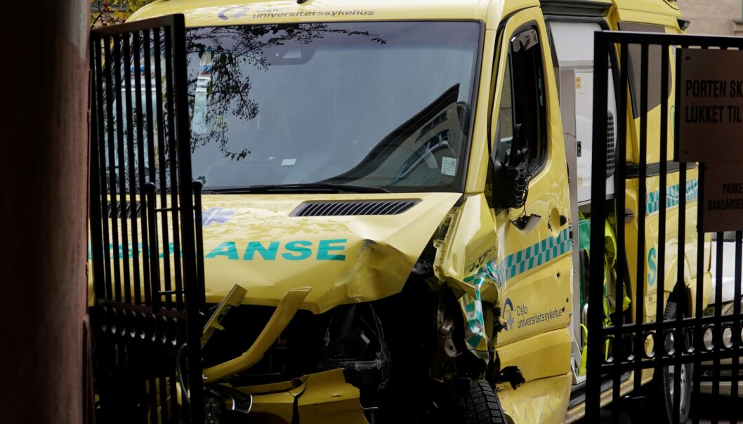Den kaprede ambulansen krasjet inn i portrommet til Tysklandgården i Krebs gate på Torshov. Rett etterpå ble 33-åringen pågrepet av politiet. Den kaprede ambulansen krasjet inn i portrommet til Tysklandgården i Krebs gate på Torshov. Rett etterpå ble 33-åringen pågrepet av politiet.