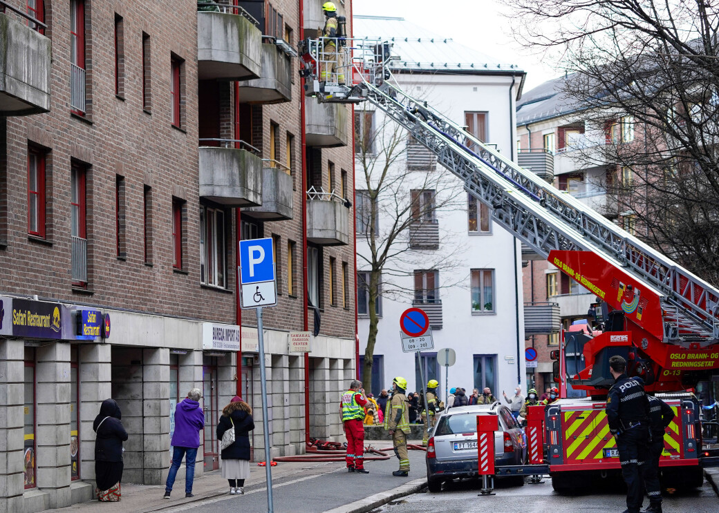 Nødetatene på plass i Motzfeldts gate i kveld: — De tre personene som ble hentet ut av brannfolk er kjørt til legevakt for sjekk, opplyser politiet. Nødetatene på plass i Motzfeldts gate i kveld: — De tre personene som ble hentet ut av brannfolk er kjørt til legevakt for sjekk, opplyser politiet.
