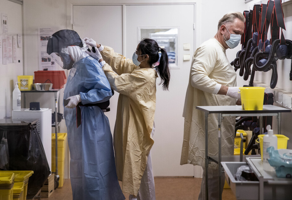19 år gamle Catarina Anabelle Redish ( i midten) hjelper kolleger ved OUS Rikshospitalets korona-enhet med av og påkledning.