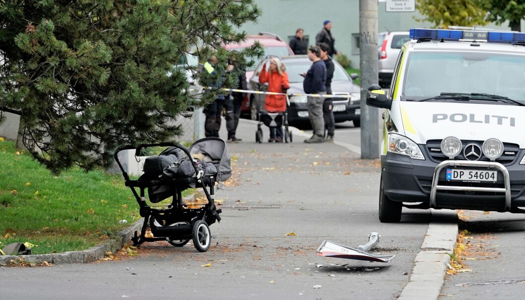 Et tvillingpar på sju måneder lå i denne vogna i Åsengata utenfor Sandaker senter da den ble påkjørt av en ambulanse. Tvillingene kom fra påkjørselen uten alvorlige skader. Et tvillingpar på sju måneder lå i denne vogna i Åsengata utenfor Sandaker senter da den ble påkjørt av en ambulanse. Tvillingene kom fra påkjørselen uten alvorlige skader.